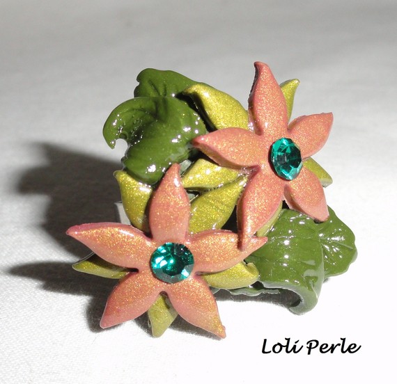Bruine klei bloem ring met Swarovski kristal en groene bladeren