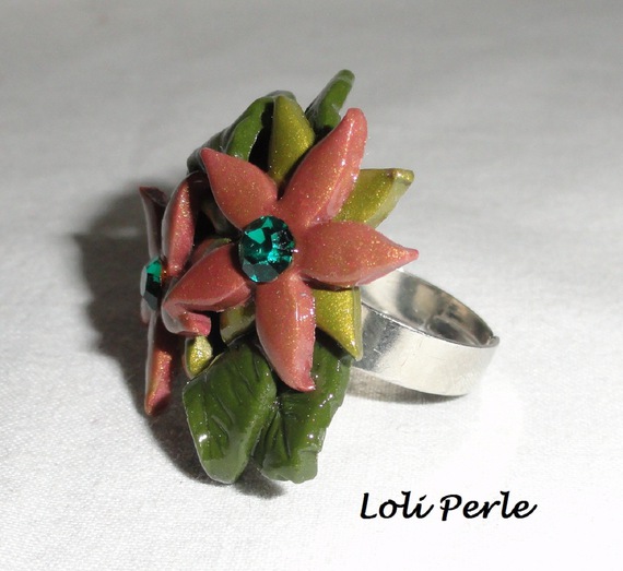 Bruine klei bloem ring met Swarovski kristal en groene bladeren