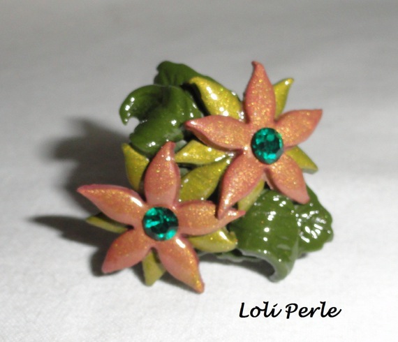 Bruine klei bloem ring met Swarovski kristal en groene bladeren
