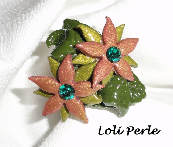 Bruine klei bloem ring met Swarovski kristal en groene bladeren
