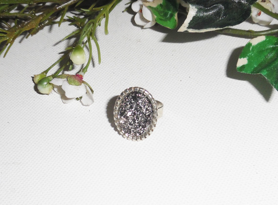 Originele cabochon ring met pyriet steen op verstelbare ring