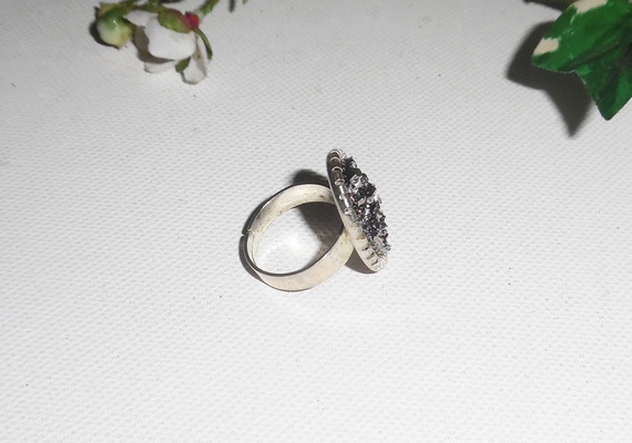 Originele cabochon ring met pyriet steen op verstelbare ring