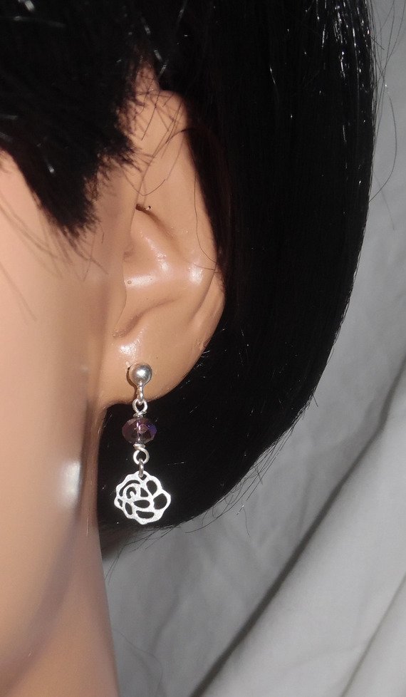 Oorbellen met kleine roosjes en pruimkristallen kralen op 925 sterling zilveren knopjes