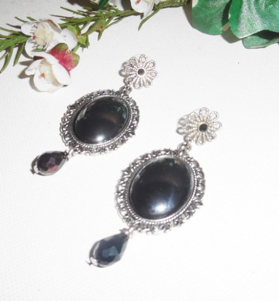 Oorbellen met cabochon van hematietsteen in zilverkleurig metaal