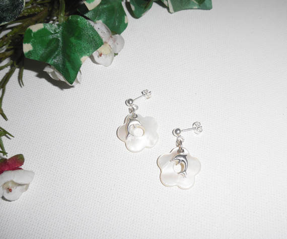 Oorbellen met parelmoer bloemen en dolfijnen op 925 sterling zilveren knopjes