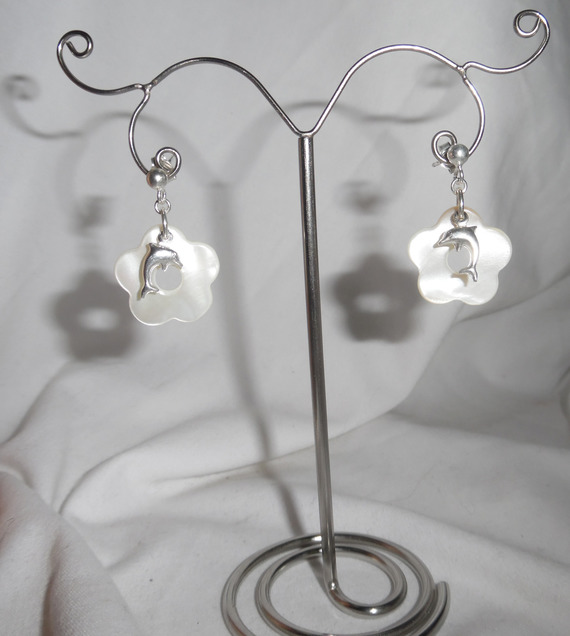 Oorbellen met parelmoer bloemen en dolfijnen op 925 sterling zilveren knopjes