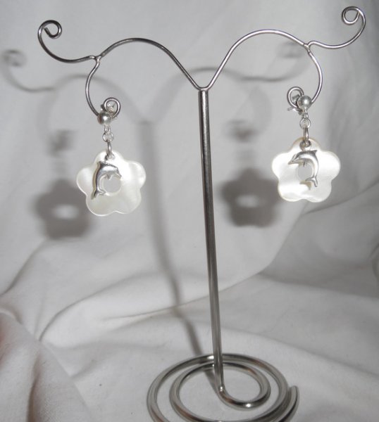Oorbellen met parelmoer bloemen en dolfijnen op 925 sterling zilveren knopjes