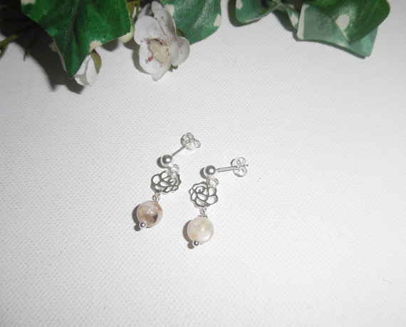 Oorbellen met bruine parelmoer parels aan 925 sterling zilveren knopjes