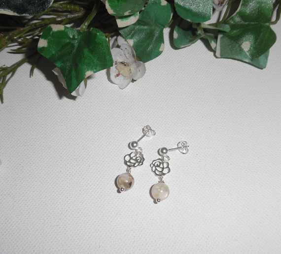 Oorbellen met bruine parelmoer parels aan 925 sterling zilveren knopjes