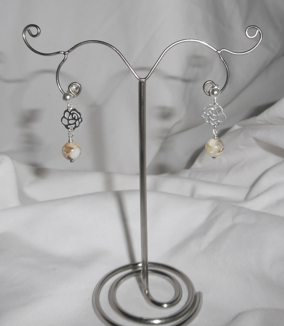 Oorbellen met bruine parelmoer parels aan 925 sterling zilveren knopjes