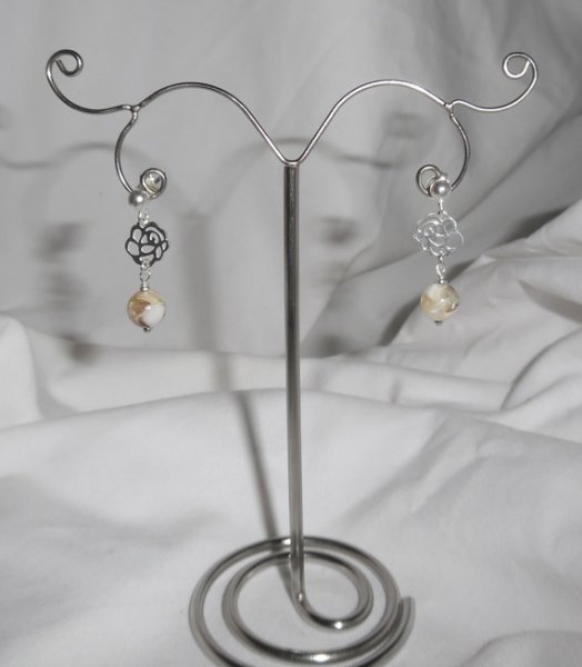 Oorbellen met bruine parelmoer parels aan 925 sterling zilveren knopjes