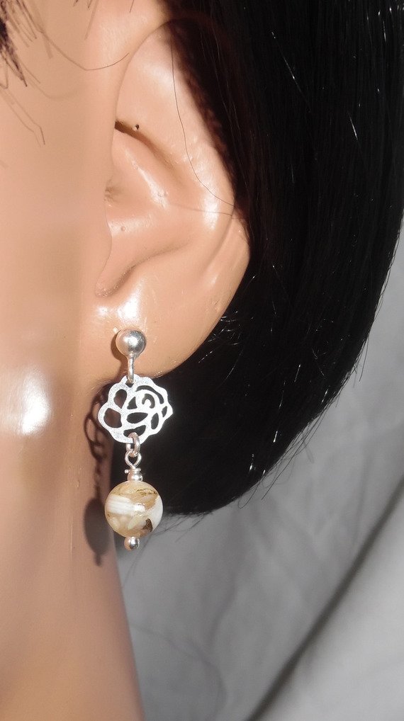 Oorbellen met bruine parelmoer parels aan 925 sterling zilveren knopjes