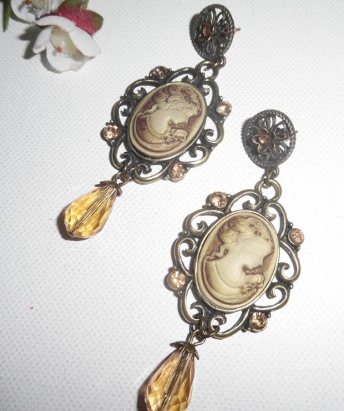 Bruine camee oorbellen met Swarovski kristal