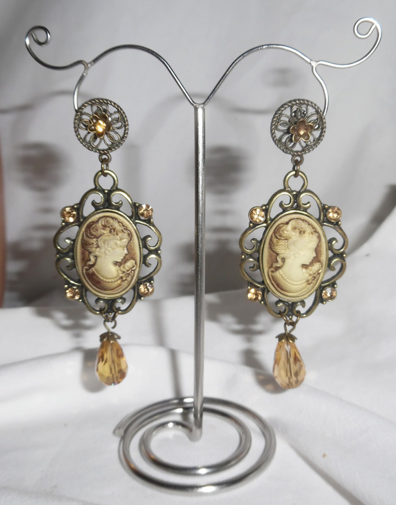 Bruine camee oorbellen met Swarovski kristal