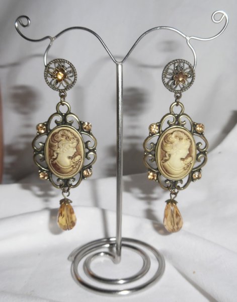 Bruine camee oorbellen met Swarovski kristal