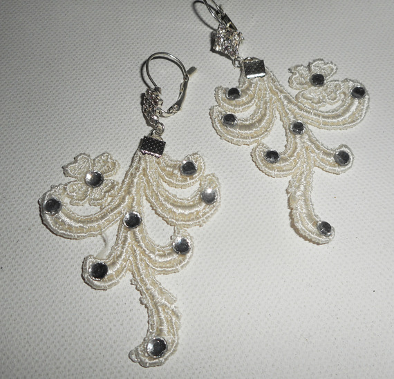 Oorbellen met Swarovski kristal en arabesk kant