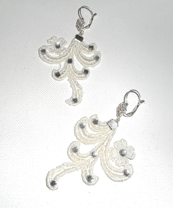Oorbellen met Swarovski kristal en arabesk kant