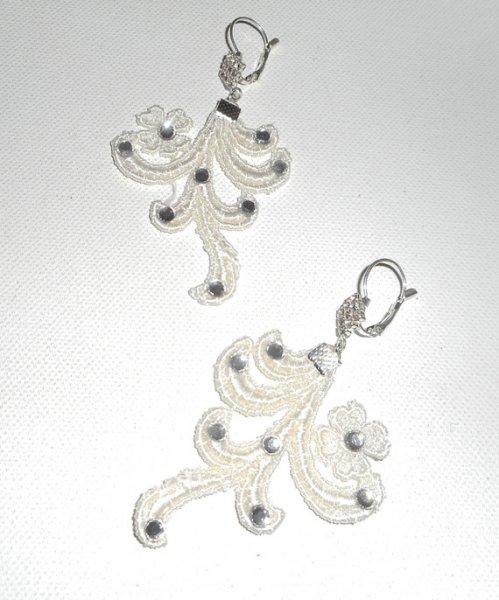 Oorbellen met Swarovski kristal en arabesk kant