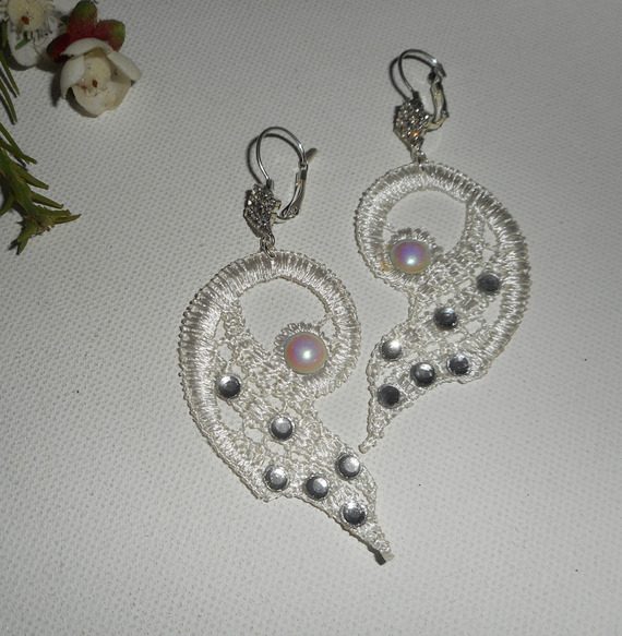 Oorbellen van wit kant met Swarovski kristal en parels