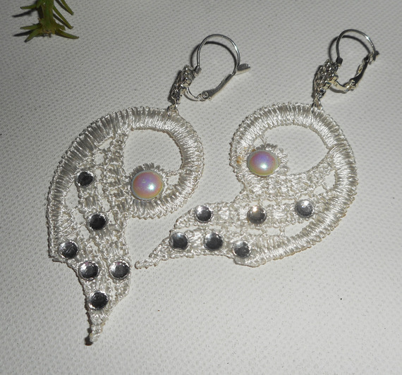 Oorbellen van wit kant met Swarovski kristal en parels