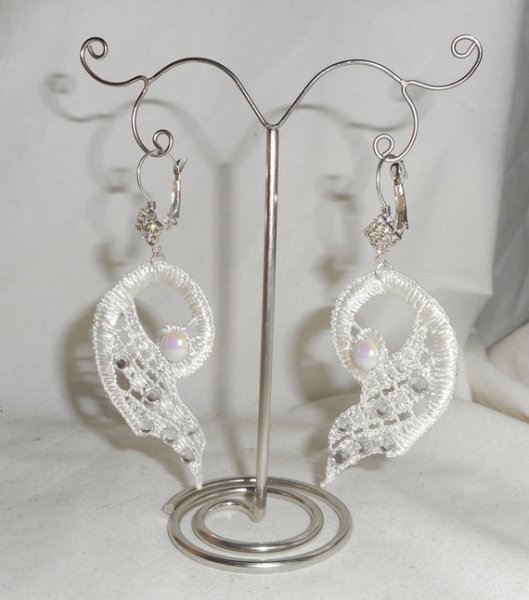 Oorbellen van wit kant met Swarovski kristal en parels