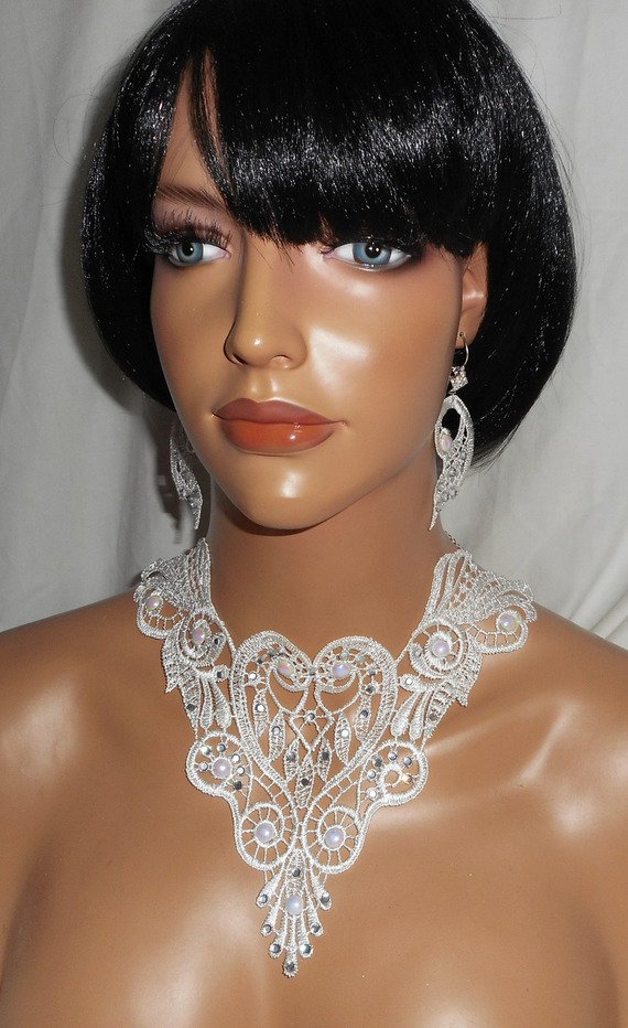 Oorbellen van wit kant met Swarovski kristal en parels