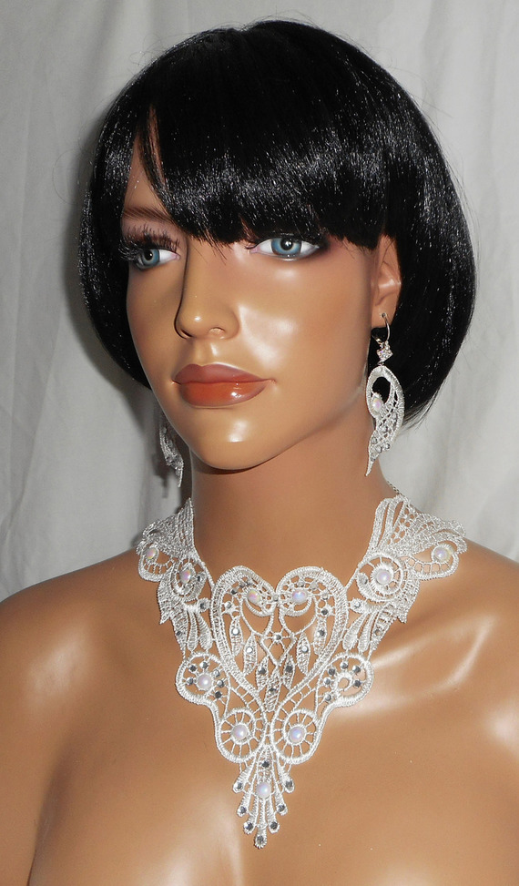 Oorbellen van wit kant met Swarovski kristal en parels