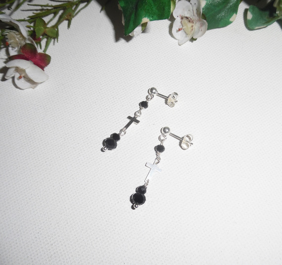 Zwarte Kristallen Kralen Oorbellen met Kruis op 925 Sterling Zilveren Studs
