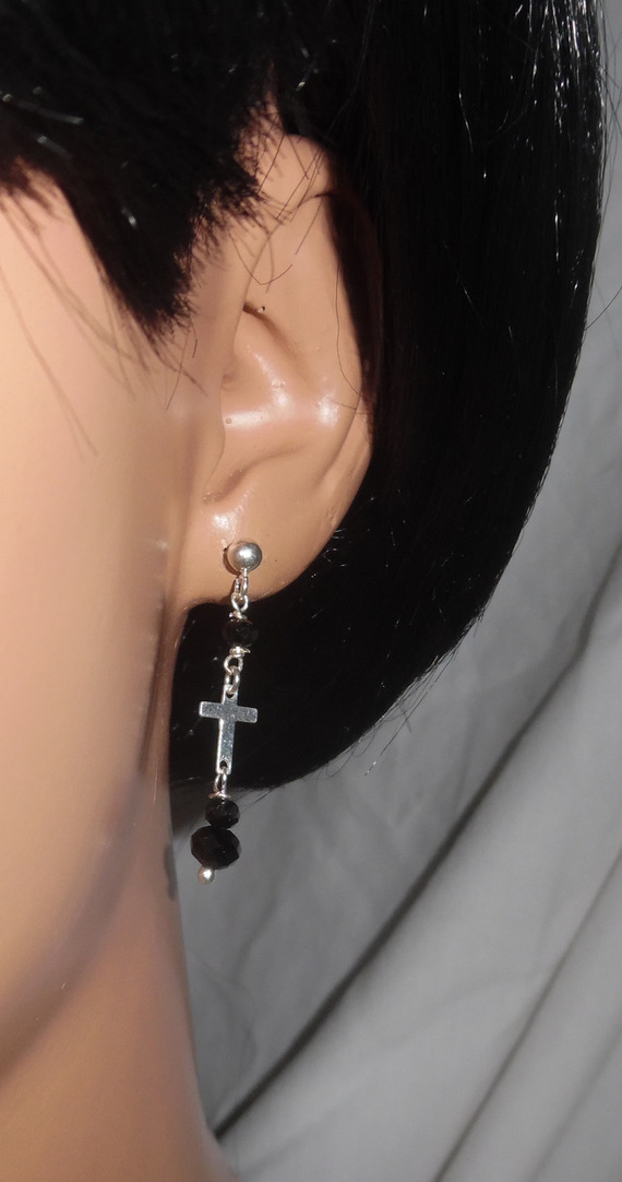 Zwarte Kristallen Kralen Oorbellen met Kruis op 925 Sterling Zilveren Studs