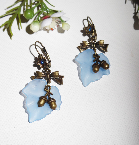 Blauwe bladoorbellen met strikjes en hazelnoten