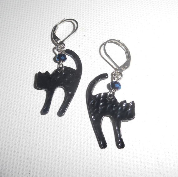 Zwart metalen kattenoorbellen met blauwe kristallen kraal
