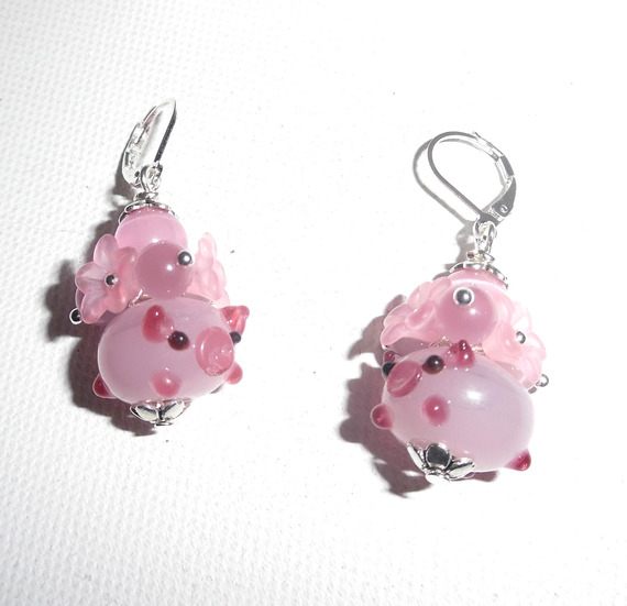 Originele roze bloem oorbellen met parels en glazen varkens