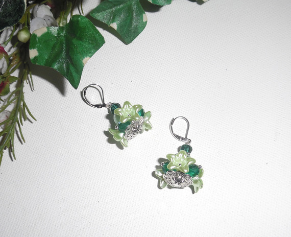 Originele anijsbloem oorbellen met groene kristallen kralen