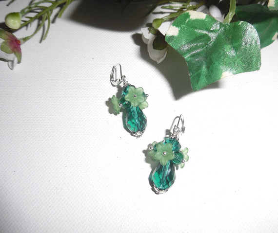 Originele bloem oorbellen met groene kristallen kralen