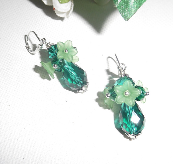 Originele bloem oorbellen met groene kristallen kralen
