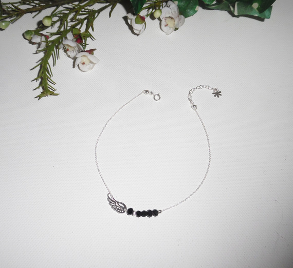 Enkelbandje met vleugel en zwarte bohemian kristallen kraaltjes aan 925 zilveren ketting