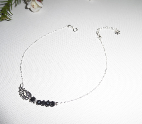 Enkelbandje met vleugel en zwarte bohemian kristallen kraaltjes aan 925 zilveren ketting