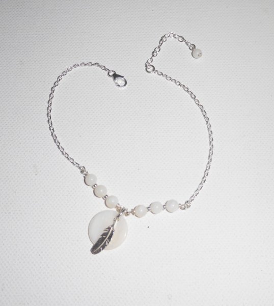 Originele armband/enkelketting met parelmoer veer en parels op 925 zilver