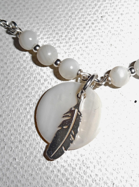 Originele armband/enkelketting met parelmoer veer en parels op 925 zilver