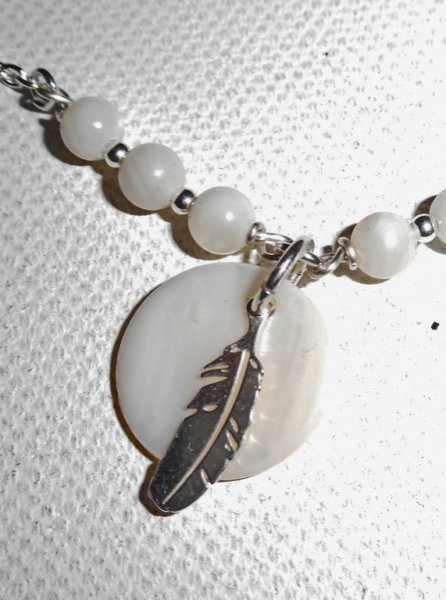 Originele armband/enkelketting met parelmoer veer en parels op 925 zilver