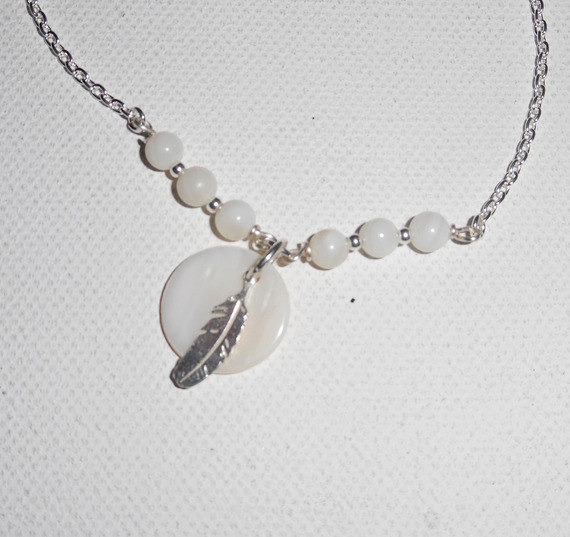Originele armband/enkelketting met parelmoer veer en parels op 925 zilver