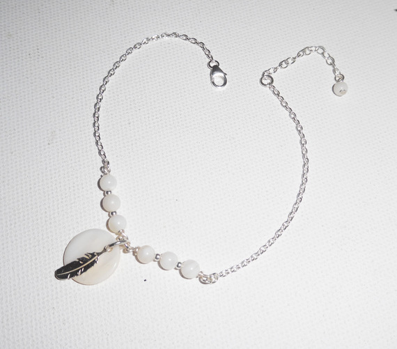 Originele armband/enkelketting met parelmoer veer en parels op 925 zilver