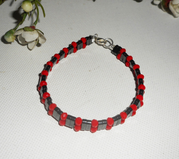 Hematiet stenen armband met rode kristallen kralen en 925 zilver