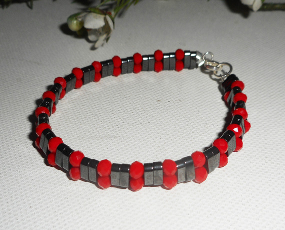 Hematiet stenen armband met rode kristallen kralen en 925 zilver
