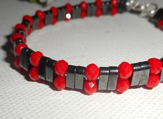 Hematiet stenen armband met rode kristallen kralen en 925 zilver