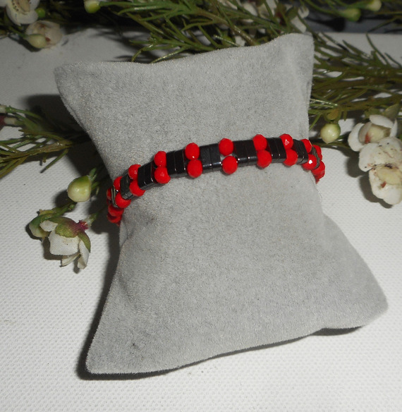 Hematiet stenen armband met rode kristallen kralen en 925 zilver