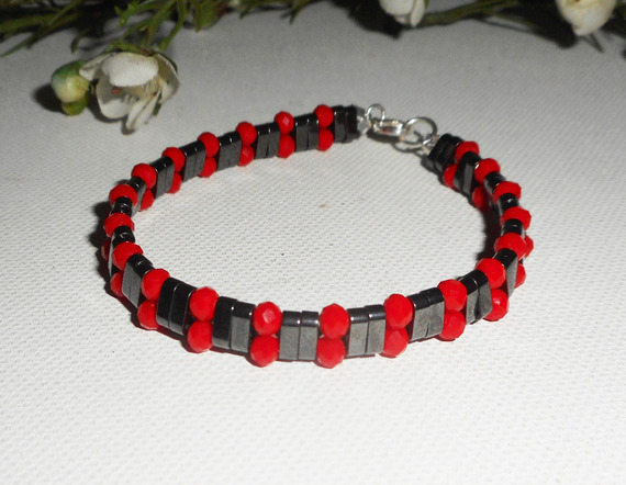 Hematiet stenen armband met rode kristallen kralen en 925 zilver