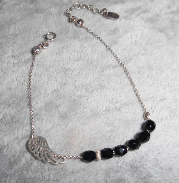 Originele vleugelarmband met kleine zwarte kristallen kraaltjes aan 925 zilveren ketting