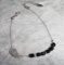 Originele vleugelarmband met kleine zwarte kristallen kraaltjes aan 925 zilveren ketting