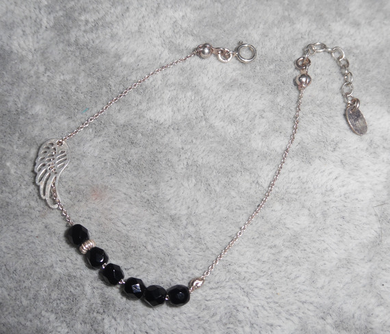 Originele vleugelarmband met kleine zwarte kristallen kraaltjes aan 925 zilveren ketting